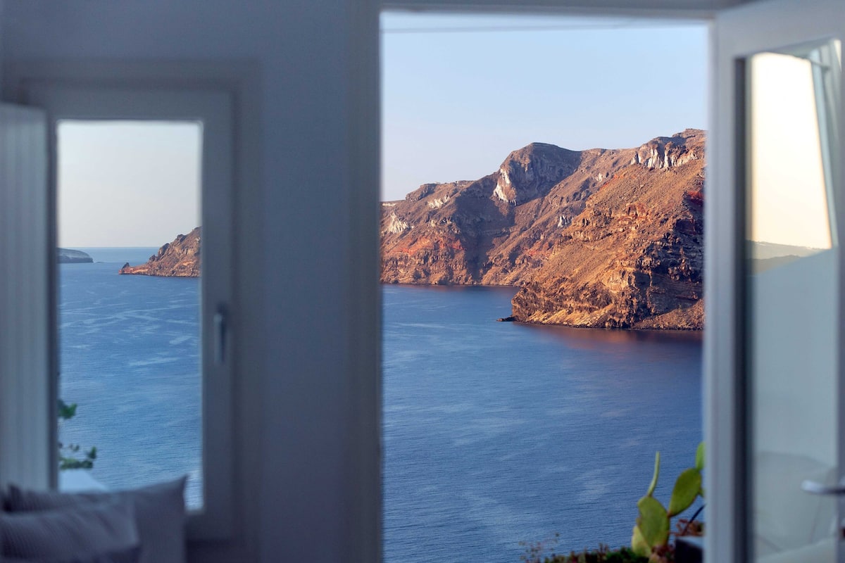 suite (cave, plunge pool heated) | in-room safe, desk, free wifi, bed sheets