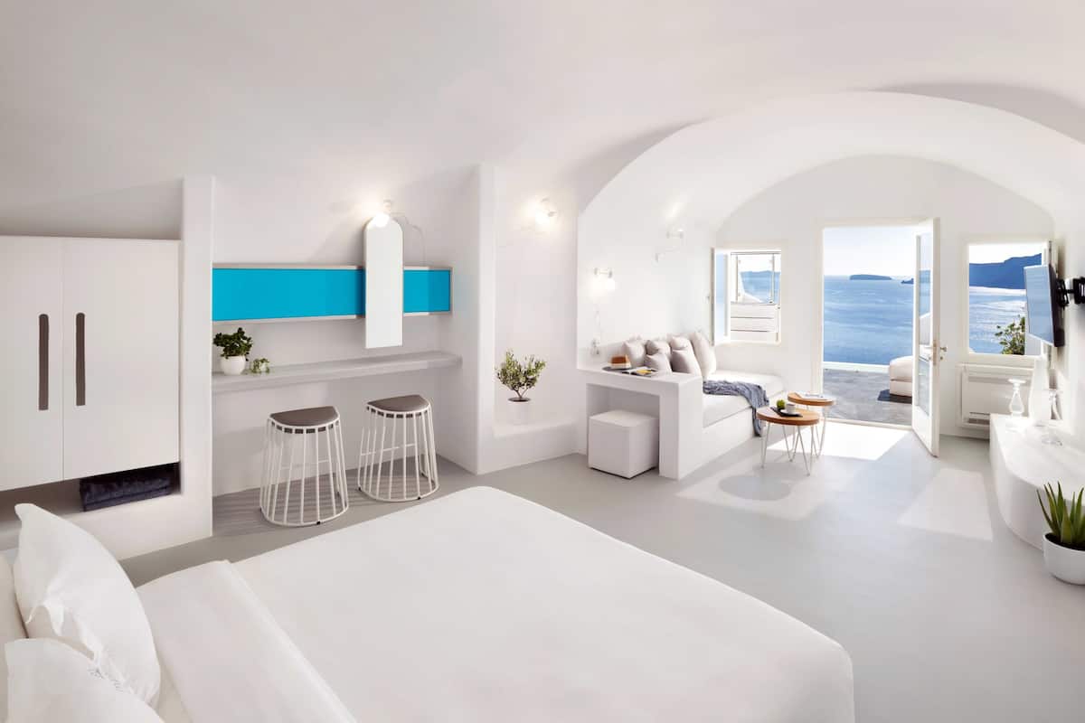 suite (cave, plunge pool heated) | in-room safe, desk, free wifi, bed sheets