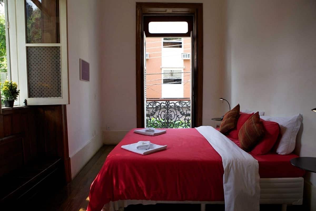 Deluxe Double Room, Private Bathroom | Minibar, WiFi (free), bed sheets