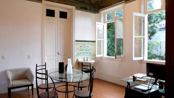 Minibar, free WiFi, bed sheets