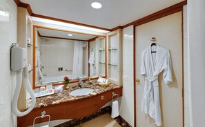 Executive-studiosuite | Badeværelse | Gratis toiletartikler, hårtørrer, hjemmesko, håndklæder