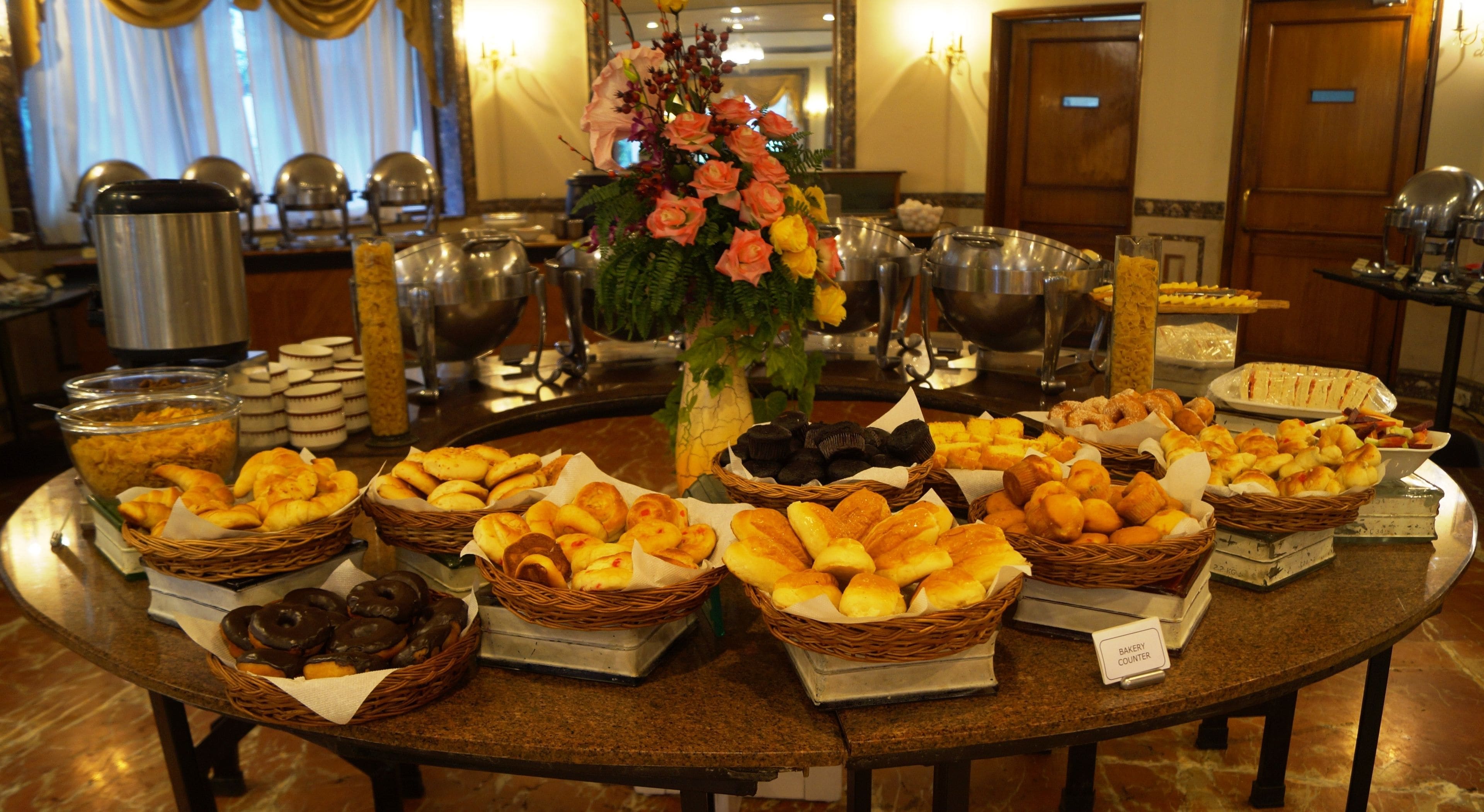 Ein Buffet mit verschiedenen Backwaren und Gebäck.