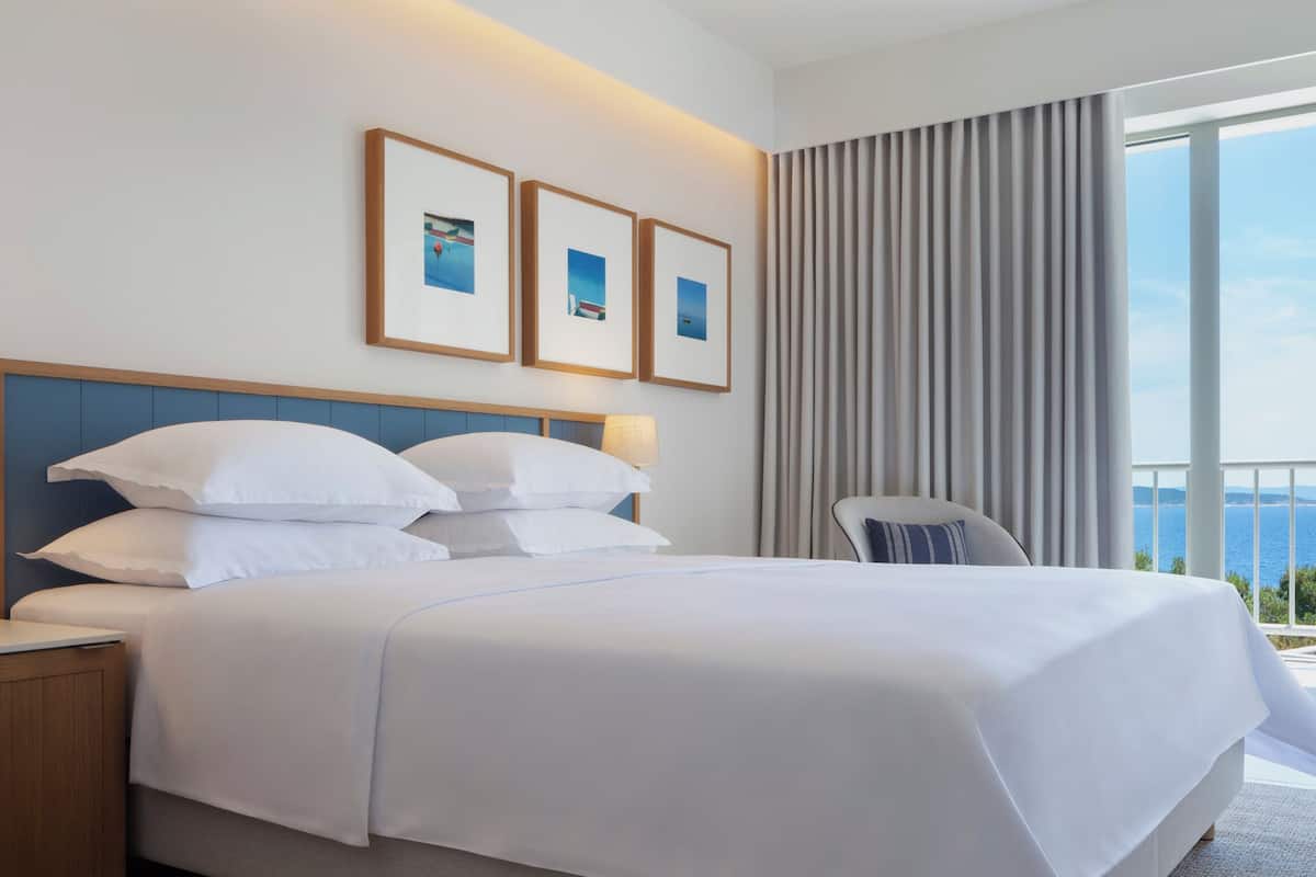 standard double room, balcony, sea facing | 1 bedroom, minibar, in-room safe, desk