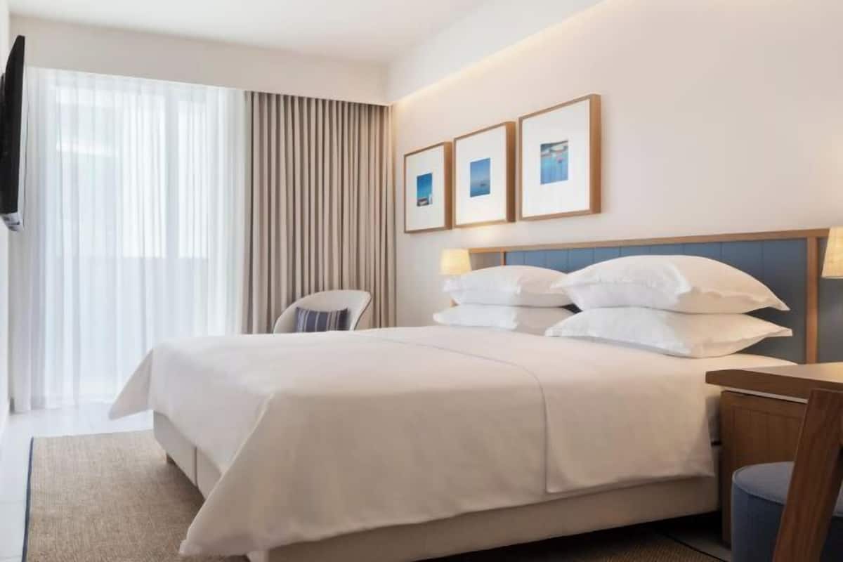 Minibar, in-room safe, desk, free WiFi