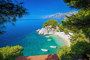 En la playa, sillas reclinables de playa, sombrillas, buceo