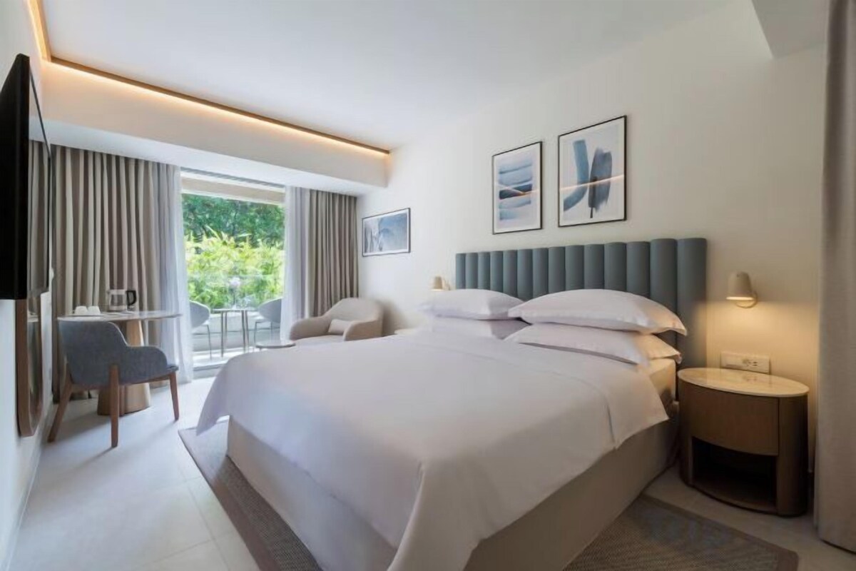 Hypo-allergenic bedding available, minibar, in-room safe, desk