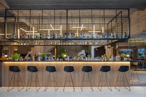 Bar (trong khuôn viên)