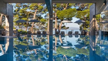 Kolam renang indoor dan kolam renang outdoor