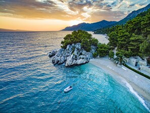 On the beach, sun loungers, beach umbrellas, scuba diving - Bluesun Hotel Soline (Brela)