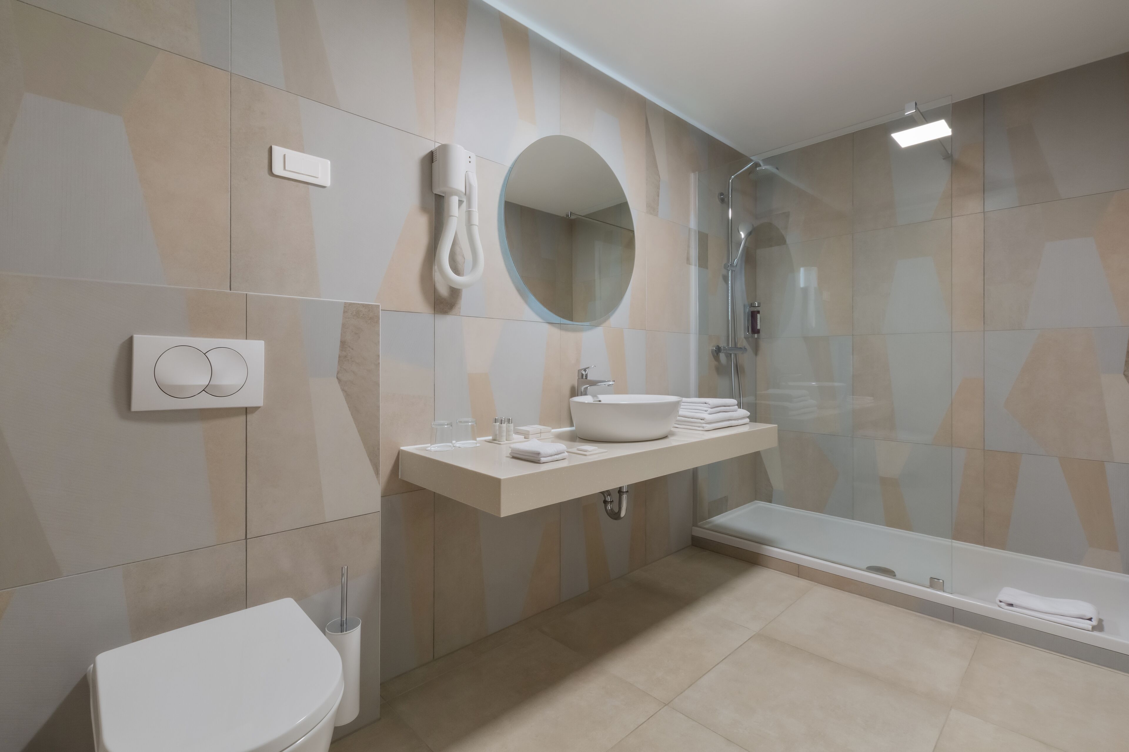 deluxe double or twin room, balcony, partial sea view | bathroom shower
