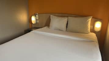 Standaard kamer, 1 tweepersoonsbed | Individueel gedecoreerd, individueel gemeubileerd, een bureau