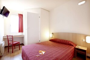 Shower, eco-friendly toiletries, towels - Hotel Première Classe Niort Est - Chauray (Niort)