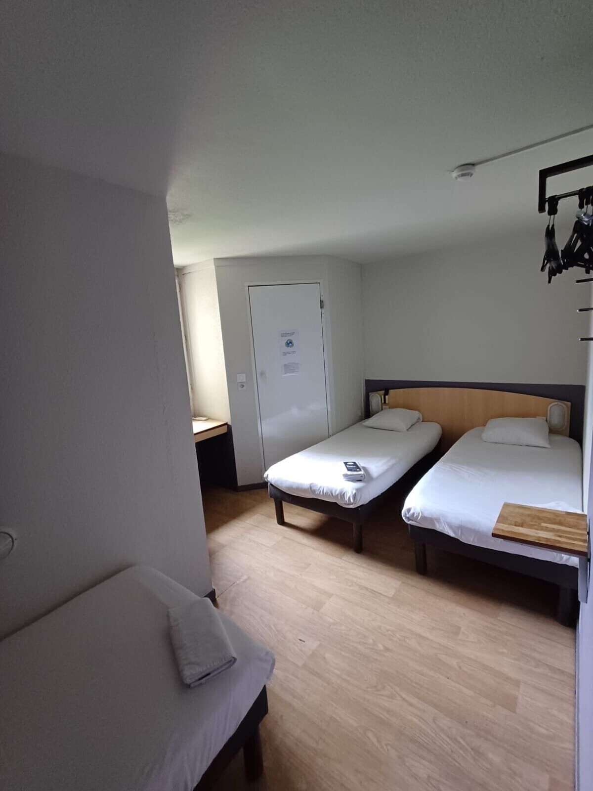 Rom – standard, 3 enkeltsenger | Individuelt dekorert, individuelt innredet og skrivebord