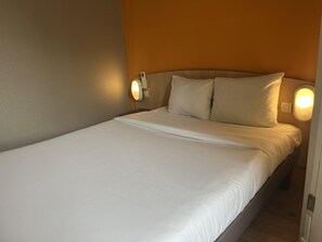 Chambre Standard, 1 lit double | Décor unique, ameublement unique, bureau