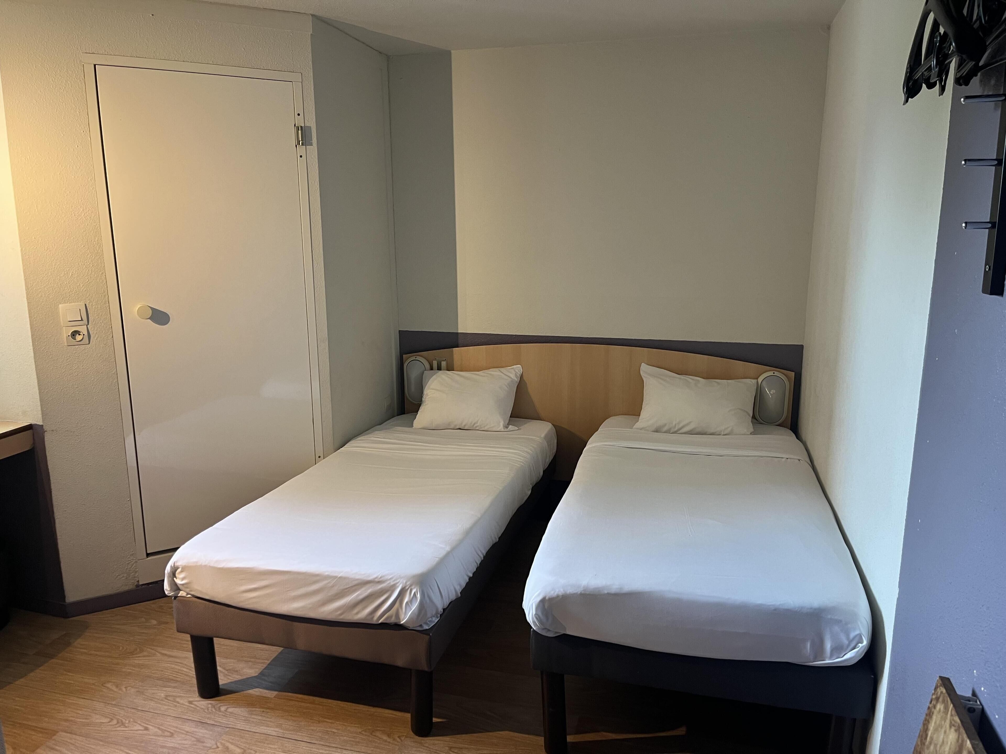 Standard-huone, 3 yhden hengen sänkyä | Yksilöllisesti sisustettu, yksilöllisesti kalustettu, työpöytä