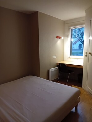 Habitación estándar, 1 cama matrimonial | Decoración personalizada, muebles diferentes y escritorio 