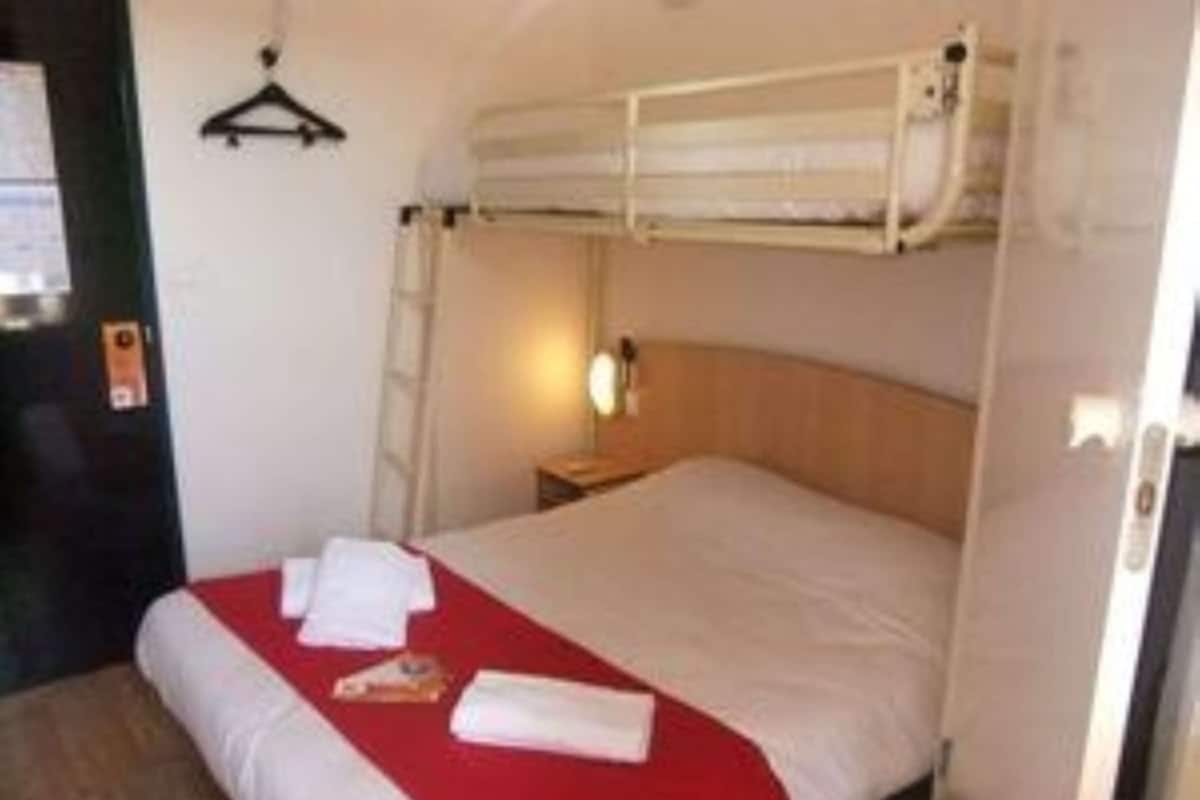 Standaard kamer, 3 eenpersoonsbedden | Individueel gedecoreerd, individueel gemeubileerd, een bureau