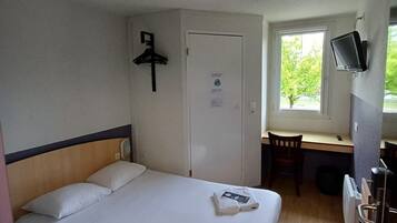 Standaard kamer, 1 tweepersoonsbed | Individueel gedecoreerd, individueel gemeubileerd, een bureau