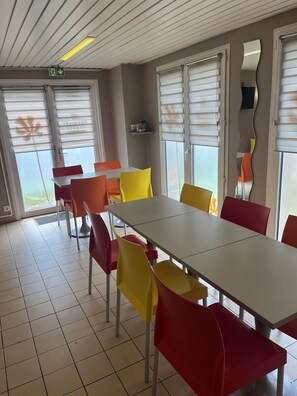 Café da manhã com buffet todos os dias mediante uma taxa