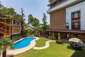 Outdoor pool - Radisson Srinagar (Srinagar)