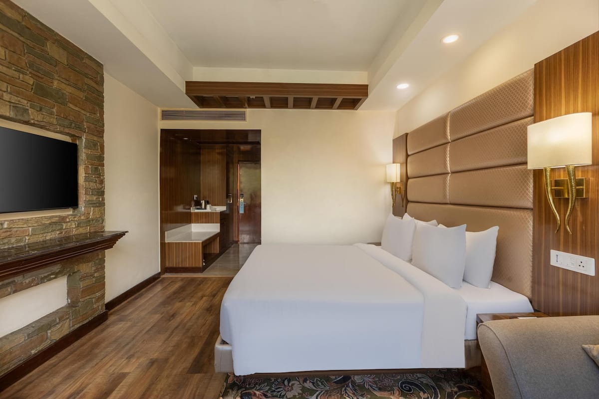 Suite, 1 Bedroom | Minibar, desk, rollaway beds, free WiFi