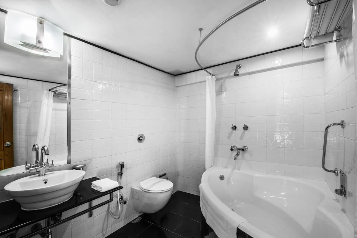 super deluxe room | bathroom | combined shower/bathtub, deep-soaking bathtub, rainfall showerhead
