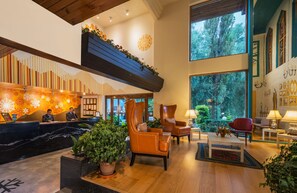 Coin salon dans le hall