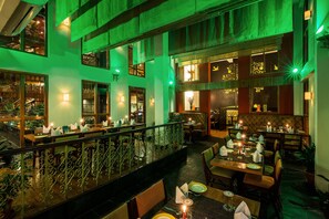 Breakfast, lunch, dinner served; garden views - Honeymoon Inn (Manali)