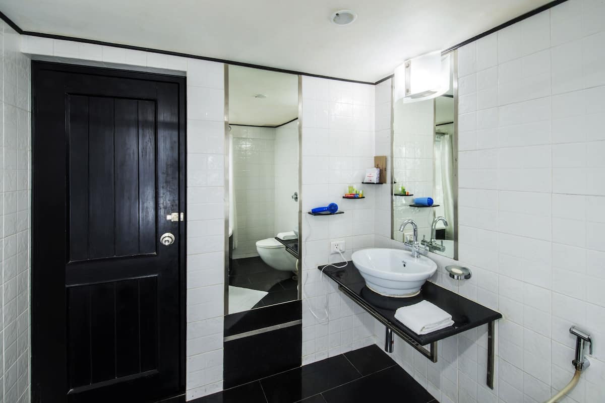 super deluxe room | bathroom | combined shower/bathtub, deep-soaking bathtub, rainfall showerhead