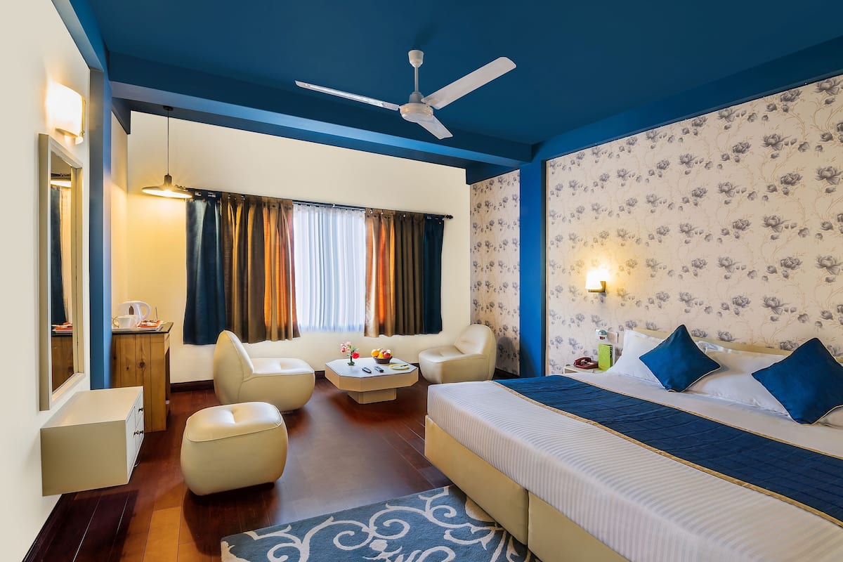 Deluxe Room, 1 Queen Bed | Memory foam beds, blackout drapes, iron/ironing board, rollaway beds