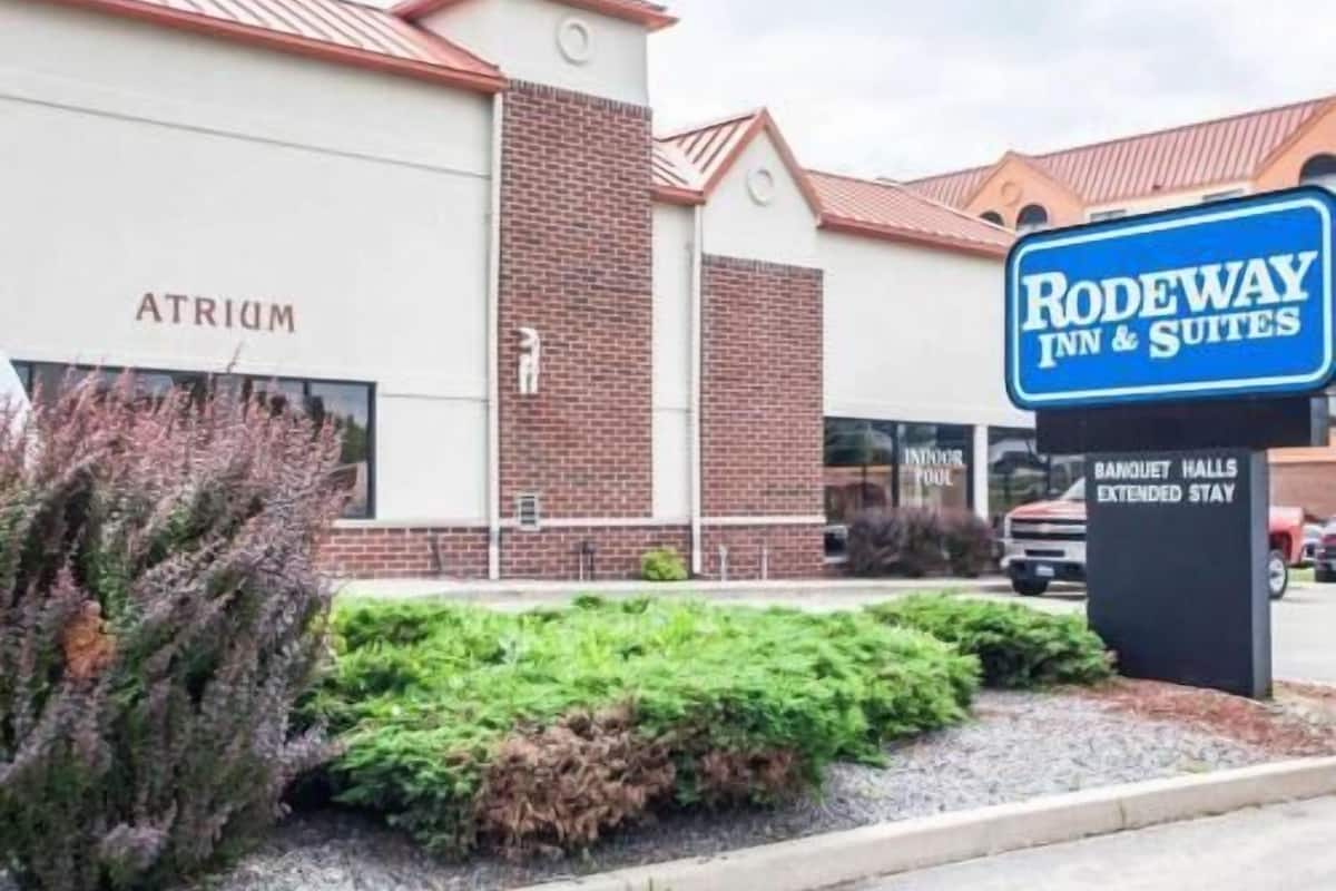 Un hôtel appelé « Rodeway Inn & Suites » avec une enseigne indiquant « Salles de banquet et hébergement de longue durée ».