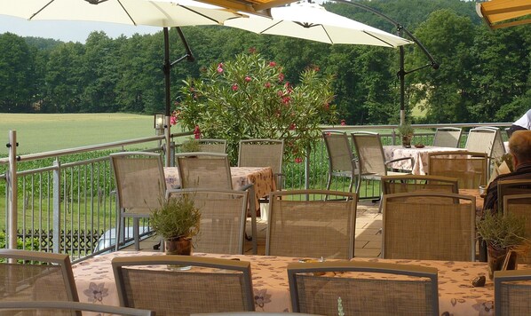 2 من المطاعم، تقديم الإفطار