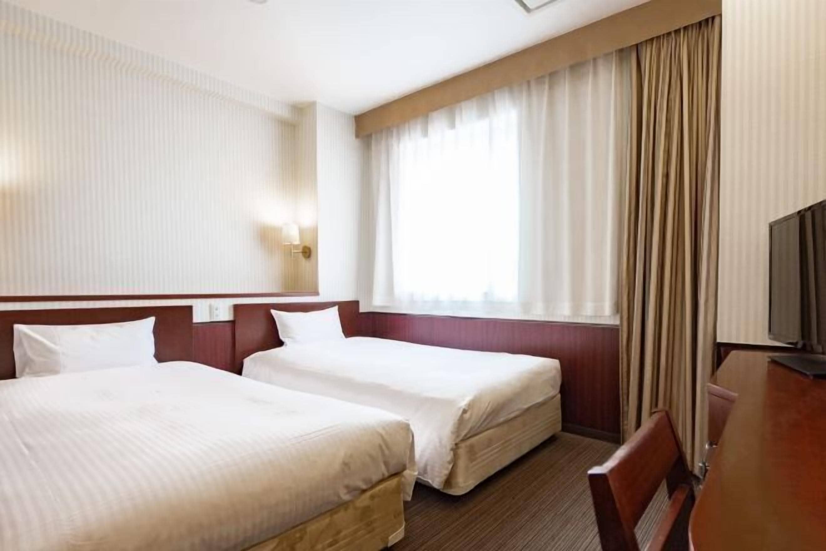 Premium bedding, desk, blackout drapes, free wired internet