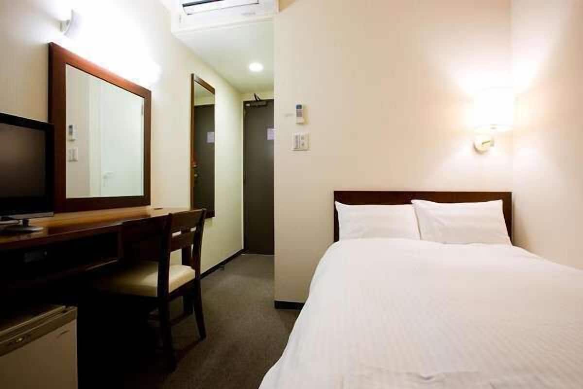 1 bedroom, premium bedding, desk, blackout curtains