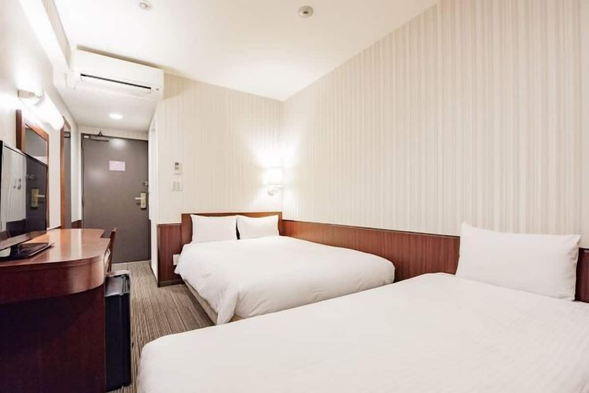 Luxe beddengoed, een bureau, verduisterende gordijnen