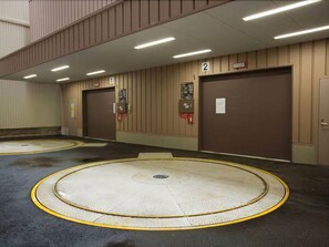 ที่จอดรถ (คิดค่าบริการ) (JPY 1500 ต่อคืน)