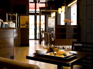 Petit déjeuner, déjeuner et brunch servis sur place