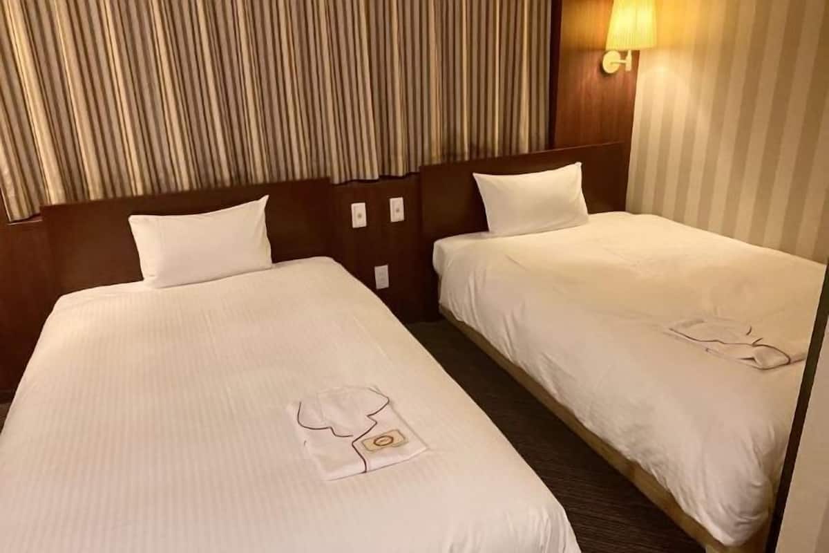 Luxe beddengoed, een bureau, verduisterende gordijnen