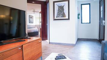 Executive-Apartment, 1 Queen-Bett | Wohnbereich | LED-Fernseher