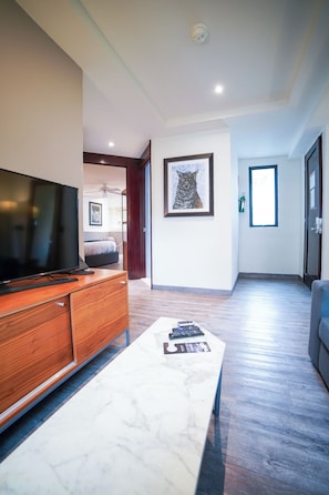 Executive Apartment, 1 Queen Bed | Living area | LED TV - FlowSuites Polanco (Mexico City)