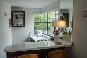 Fridge, microwave, stovetop, coffee/tea maker - FlowSuites Polanco (Mexico City)