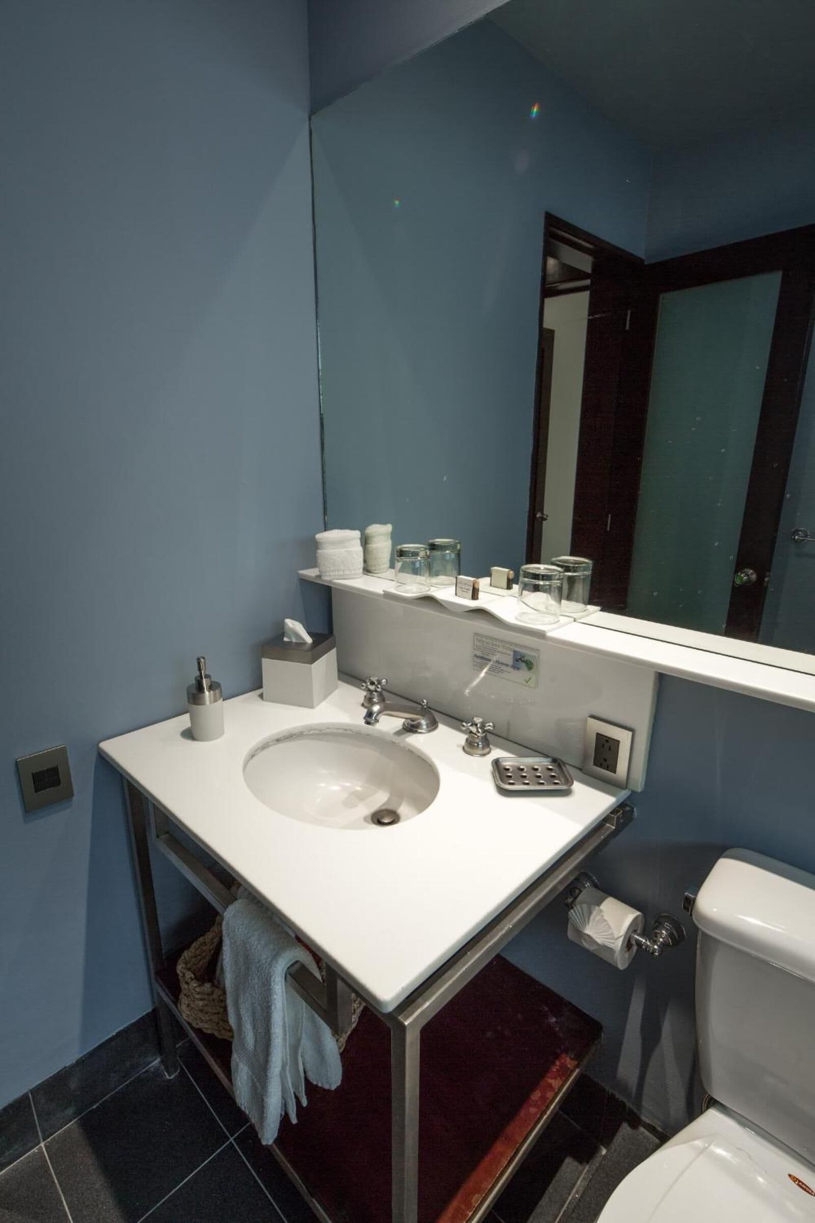 Ducha, artículos de higiene personal gratuitos y secador de pelo
