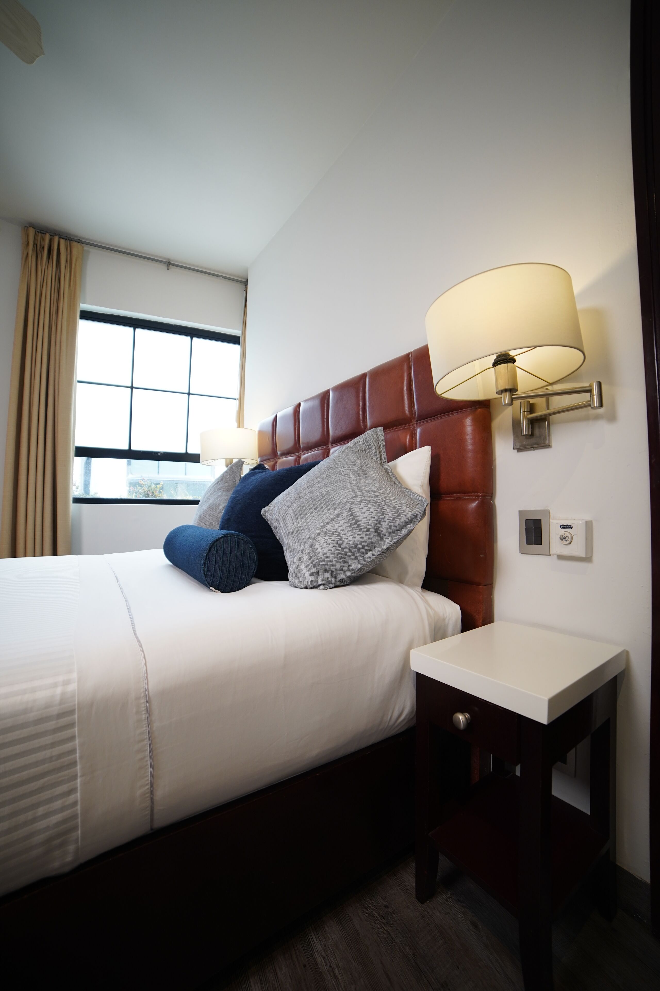 Apartamento ejecutivo, 1 cama de matrimonio | Minibar (con algunos artículos gratuitos) y caja fuerte