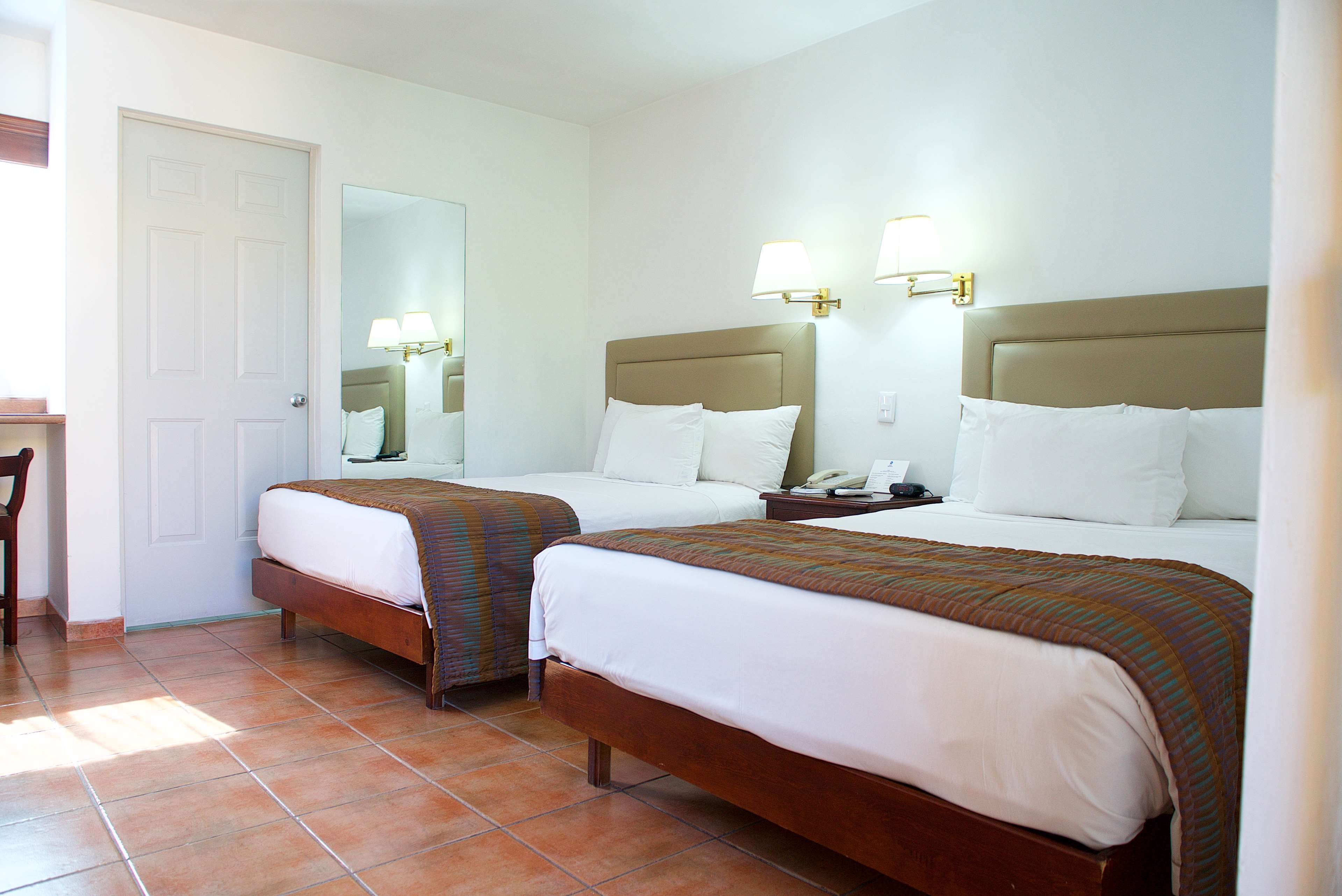 Habitación estándar, 2 camas matrimoniales, para no fumadores, refrigerador y microondas | Ropa de cama de alta calidad y caja de seguridad en la habitación 