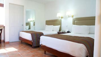 Habitación estándar, 2 camas matrimoniales, para no fumadores, refrigerador y microondas | Ropa de cama de alta calidad y caja de seguridad en la habitación