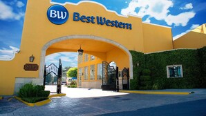 The entrance to Best Western hotel with a clear sky and a well-maintained hedge. - Best Western Saltillo (Saltillo)