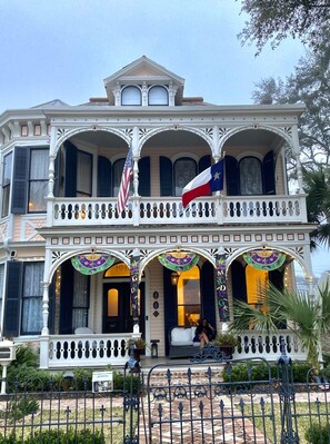 Vista frontal de la propiedad