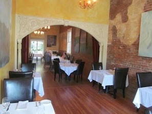 Lunch and dinner served - Imperial Hotel (Amador City)