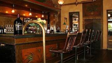 Bar (trong khuôn viên)