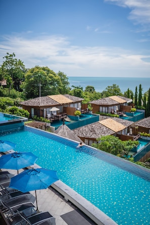 Outdoor pool, pool umbrellas - KC Resort and Over Water Villa's (Koh Samui)